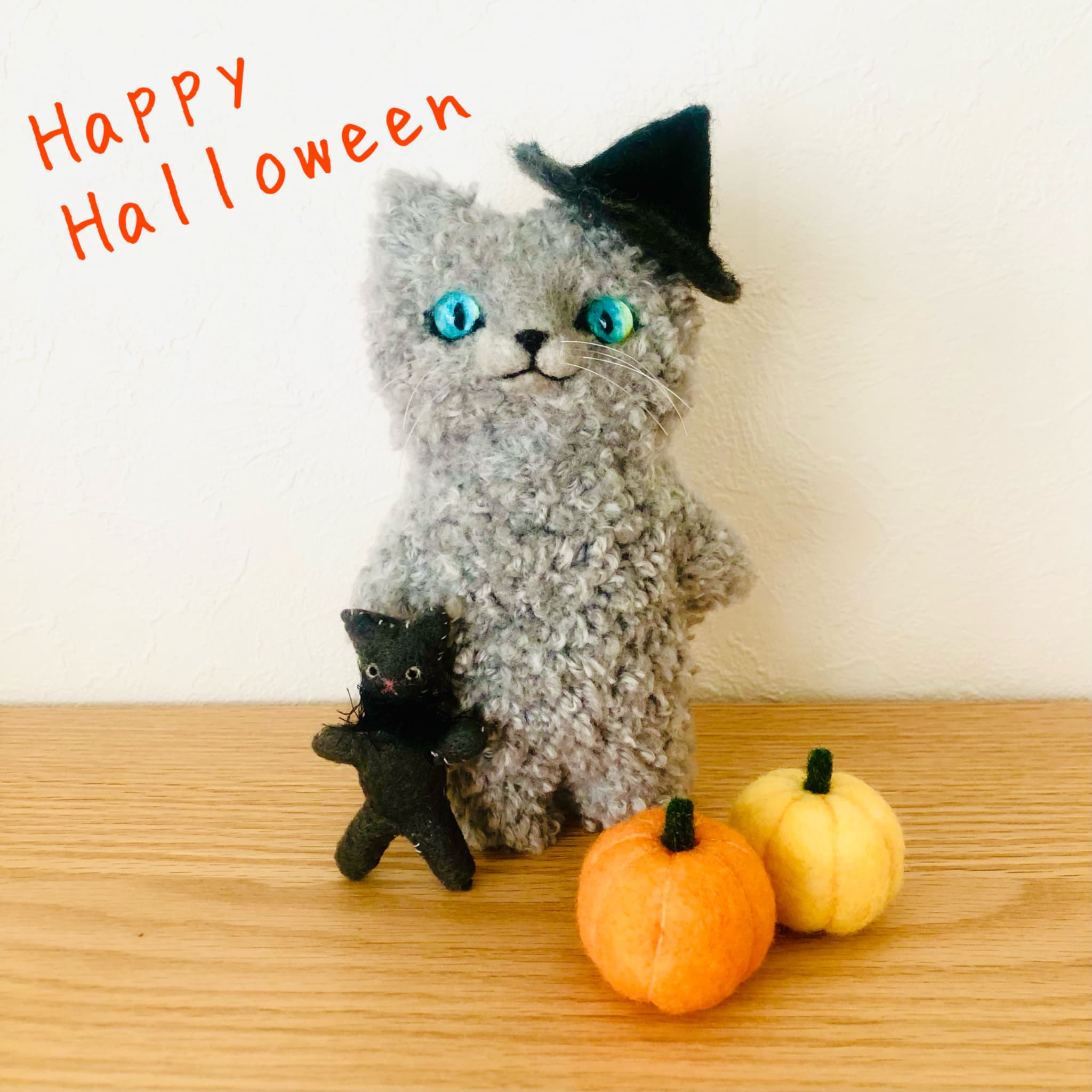 ハロウィンに飾って欲しい羊毛フェルトで作ったグレーの猫